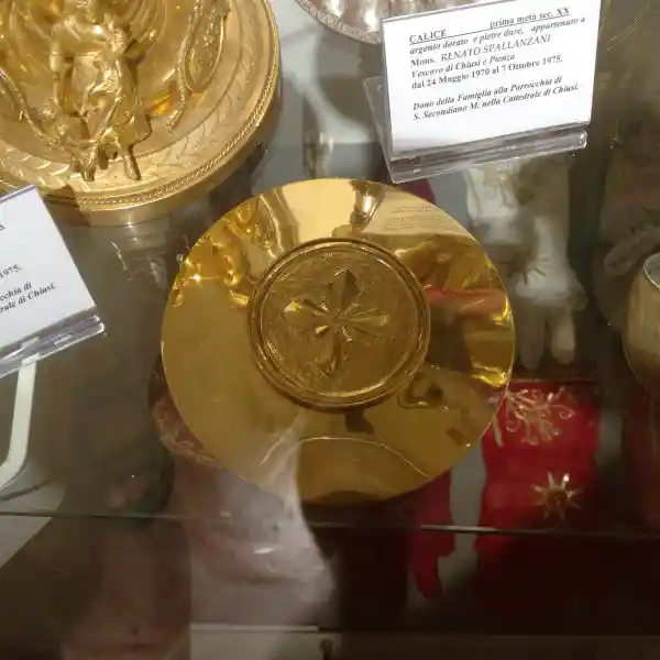 Golden disc with a cross that looks like sun rays, Cathedral Museum and The Labyrinth of Porsenna